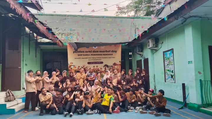 Pengurus OSIS dan para guru berfoto dengan berbagai pose di acara Pentas Seni dan Market Day